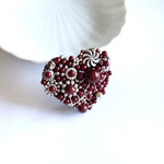 con Rojo   Antique Silver Beads Reunion  ハートのビーズ刺繍ブローチ
