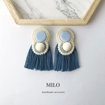 マットパールとフリンジ(ブルー)　ビーズ刺繍ピアス/イヤリング
