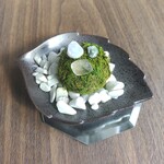 苔玉と翡翠、インカクリスタルの盆栽です。糸魚川翡翠を贅沢に使用しました。