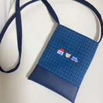 スマホポシェット♡スマホポーチ♡ファミリアワッペン使用♡青チェック♡合皮♡ネイビー♡斜め掛けバッグ♡サコッシュ