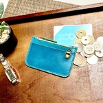 カードが入るコインケース（ピーコックブルー）　鍵が取り付けられるDカン付き　コンパクト　牛革　本革　ヌメ革　イニシャル刻印　
