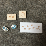 三日月と星のきらめく夜空