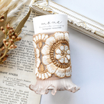 インド刺繍　インド刺繍リボン　ボタン付き　ポニーフック　刺繍リボン　ベージュ　ブラウン　茶色　フリル　ラップリボン　花柄　＊　ヘアアクセサリー　マジェステ　結婚式　お呼ばれ　ギフト　プレゼント　髪飾り