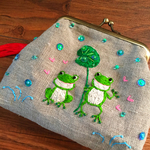 カエルさん柄刺繍がま口ポーチ