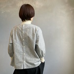 リバティ「Hidcote Berry」のブラウス。ラセンビィ・コットン【受注製作】