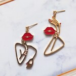 オシャレな唇お姉さんのピアス💋
