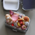 キンクマと和菓子・ピルケース(桃)