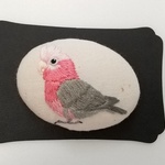 モモイロインコの刺繍ブローチ
