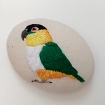 ズグロシロハラインコの刺繍ブローチ
