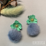 RUKIRIRIA #728 グリーンフラワー×ブルーファーピアス  大ぶりピアス 大ぶりイヤリング 