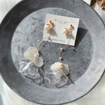 再販×7𓂃ブライダルアクセサリーにも🕊 クリア、ホワイト花びら揺れる ピアス orイヤリング /ウェディングブライダル 結婚式 クリア パール