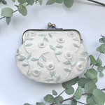 ふんわりお花の刺繍がま口（ホワイト）