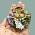 【dress up/猫/黒飴】刺繍ブローチ