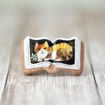 絵本ブローチ《三毛猫ミーコ》【手描きイラスト・陶土ブローチ】