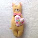  羊毛とフェルトのハートをもったねこさん