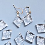 【限定数のみ】雪の結晶　彫刻　クリスタルプレート　ダイヤ　14KGFフックピアス 