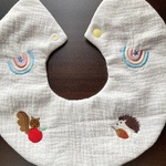ポコポコＷガーゼ生地　スタイ！　ちびリス＆りんご　　ちびハリネズミ＆どんぐりミシン刺繍入り　リバーシブル仕立て　レインボー　クマ耳