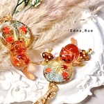 紅葉狩りを楽しむ🍁モミにゃんミニキーホルダー🍄(茶) 送料無料 レジン じゃれ猫