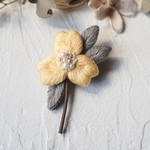 【訳アリ】美しい花の刺繍ブローチ［イエロー］