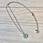 ミントカラーのデイジーネックレス