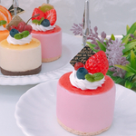 いちごとブルーベリークリームムースケーキ　メモスタンド　 フェイクスイーツ☆ スイーツデコ ☆誕生日☆フェイクケーキ☆メモスタンド☆ストロベリー☆ムース☆クレイケーキ