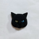 羊毛フェルト 猫ブローチ 黒猫 オッドアイ
