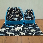 【NEW】お弁当＆コップ袋＆ランチマットセット　恐竜（ﾌﾞﾗｯｸ）