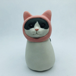 ピンクの頭巾のハチワレねっこの置物