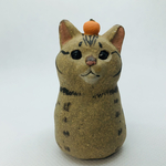 頭におみかんを乗せたキジトラねっこの置物🍊
