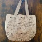 モノクロ猫柄トートバッグ(ポケット２つ付き)