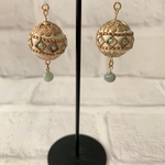アジアンボールのピアス マザーオブパール