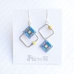 アシンメトリーな水色基板と黄色いダイオードのイヤリング