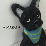 おすわりフレブルのブローチ