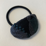 ミナペルホネン　ヘアゴム　handmade pendant チャコール