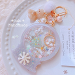 【冬季限定】くまちゃんのスノードームシャカシャカキーホルダー　ハンドメイドレジン　押し花　キーホルダー　ハンドメイドキーホルダー　クリスマス　クリスマスプレゼント　雪　冬　ギフト　スノードーム