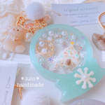 【冬季限定】くまちゃんのスノードームシャカシャカキーホルダー　ハンドメイドレジン　押し花　キーホルダー　ハンドメイドキーホルダー　クリスマス　クリスマスプレゼント　雪　冬　ギフト　スノードーム