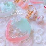 【New】Strawberryくまちゃんのシャカシャカキーホルダー　ハンドメイドレジン　いちご　キーホルダー　ハンドメイドキーホルダー　お花　クリスマス　クリスマスプレゼント　ギフト　テディベア　