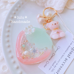【New】Strawberryくまちゃんのシャカシャカキーホルダー　ハンドメイドレジン　いちご　キーホルダー　ハンドメイドキーホルダー　お花　クリスマス　クリスマスプレゼント　ギフト　テディベア　