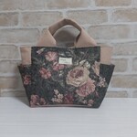 YUWAの布持ち手の広いちょっと大きめトートバッグ、ハンドバッグサイドポケット付きくすみピンク