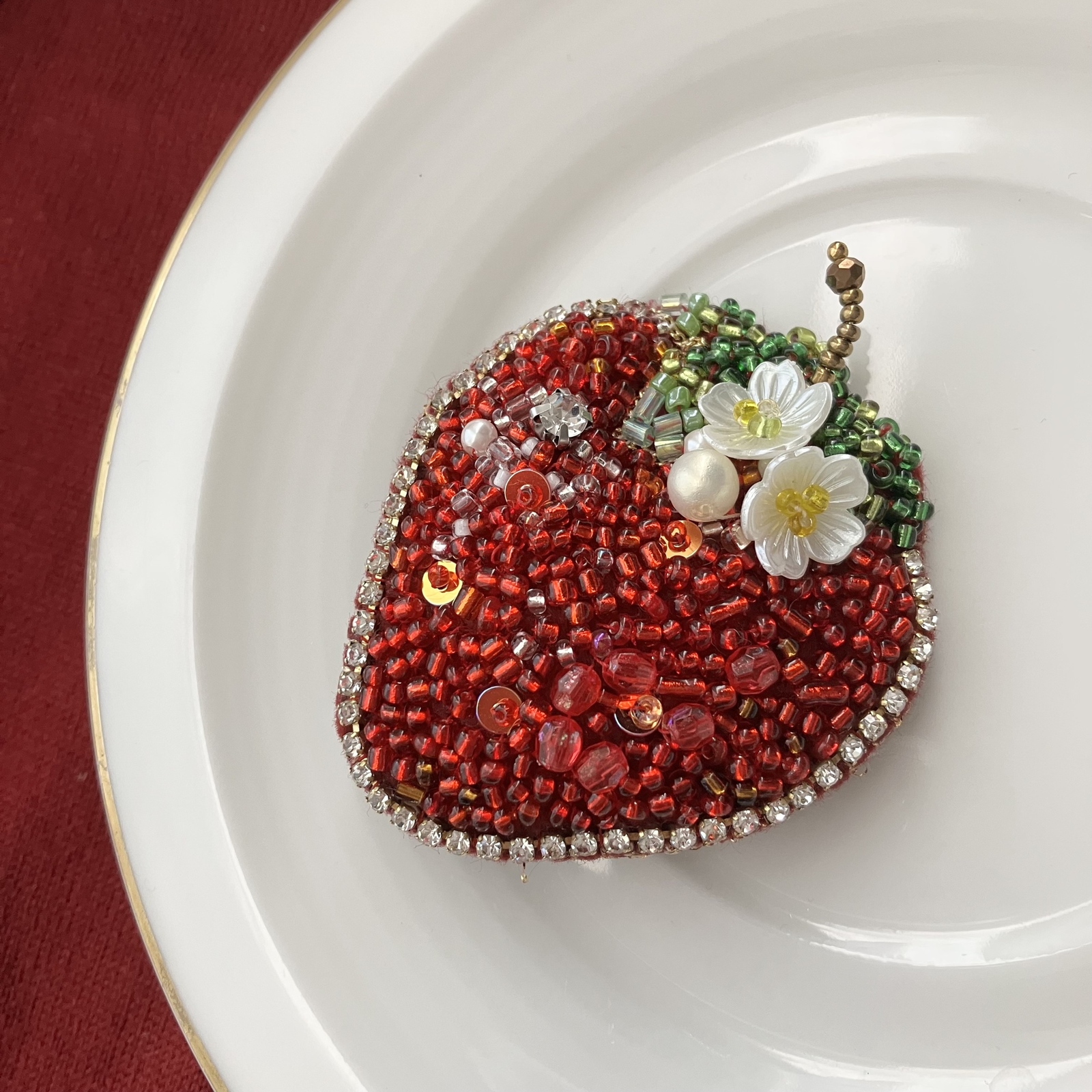 いちご 桜 ビーズ 刺繍ブローチ ハンドメイドアクセサリー 1_b026983f5e36a2dcba71d1d0f9cf