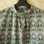 Мサイズ　リバティ　エアリーコット生地  　アイアンシのスタンドカラーブラウス　ブルーグリーン系