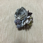 アンティークなお花のブローチ、グレー系