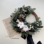モミとヒムロスギのシックなクリスマスリース
