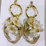 白いお花のゴージャスピアス。