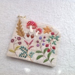 【訳あり】リネンと刺繍の秋の草花のファスナー付き小物入れ
