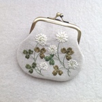 コットンリネンと刺繍の白つめ草のがま口
