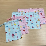 ラスト1点限りです💕【給食2点セット】水色スイーツ柄 w60×40cm ランチョンマット w15×20cmマチつきコップ袋