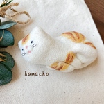 【羊毛フェルト ブローチ】ぷくぷくトイレハイで走る猫さん（茶白ねこさん）