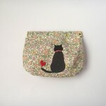 12㎝バネポーチ　リバテｲラセンビｲコットンに黒猫の刺繍