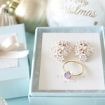 ［ホワイトフラワーブーケの耳飾り×アメジストのクリスタルガラスリング］Xmas Gift Box 2022